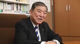 語る男性