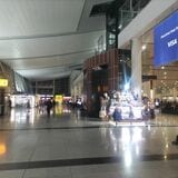 トビリシ空港内はこんな感じ。なお空港内の両替所は目を疑うほどレートが悪かったので、必要最低限の分だけ両替して、残りは市内でキャッシングするのがオススメ（筆者撮影）