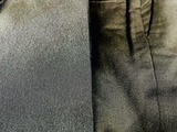 100％ポリエステルの生地（左）ウール70％・ポリエステル30％の生地（写真：筆者撮影）