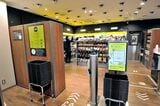 東京駅近くのファミマの無人決済店舗。天井にある多くのセンサーが自動判別するため会計時の商品スキャンは不要（写真：梅谷秀司）