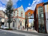 ポーは、新旧の建物を上手に活かしたショップも目立つ(筆者撮影)