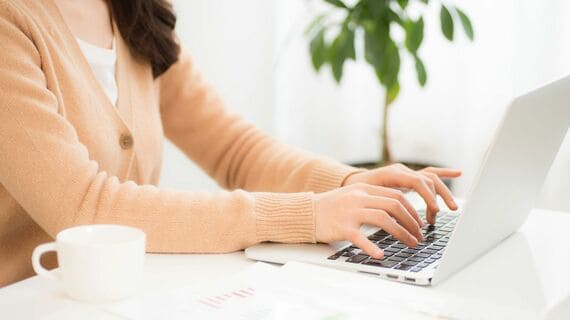 パソコンで文章を書いている女性