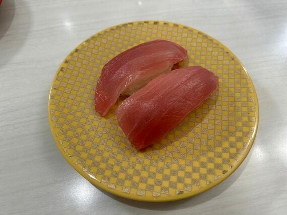 魚べいの『大切りまぐろ（140円）』