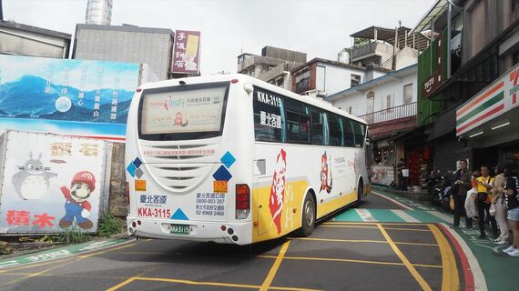 九份の街中を走る台北からの高速バス（筆者撮影）