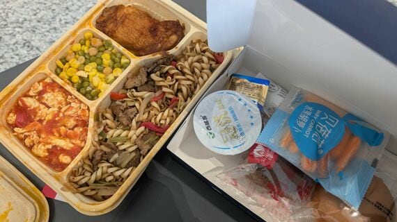 搭乗ゲート前で渡されたお弁当