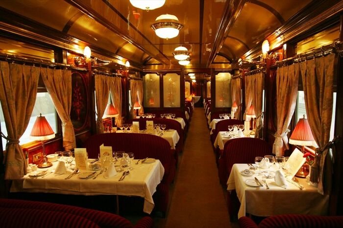 「アル・アンダルス」の食堂車「アルハンブラ」