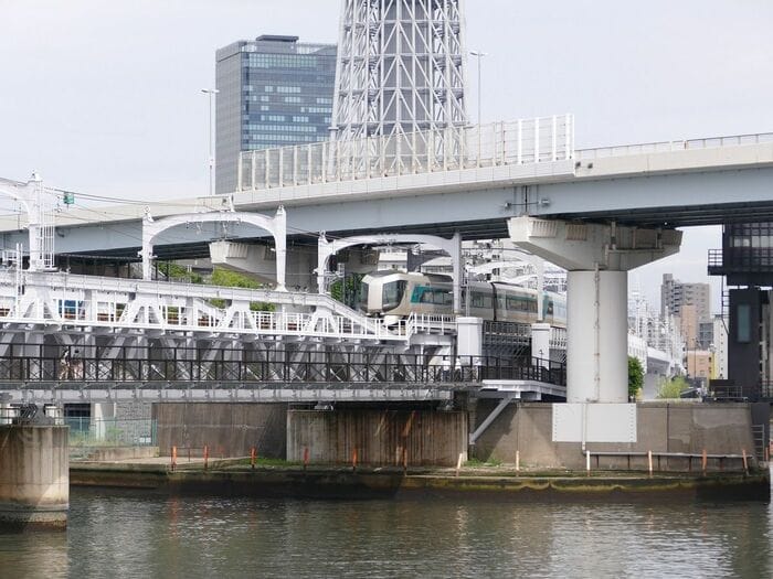 橋梁を渡る特急リバティ