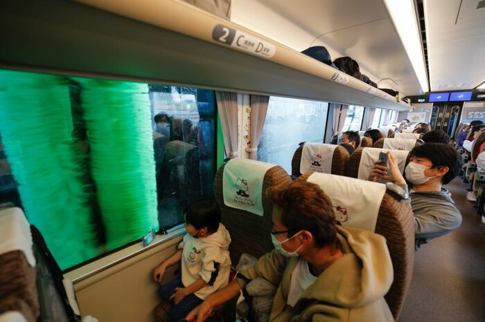 大迫力の洗車機体験。車内には感嘆の声が至る所に上がった