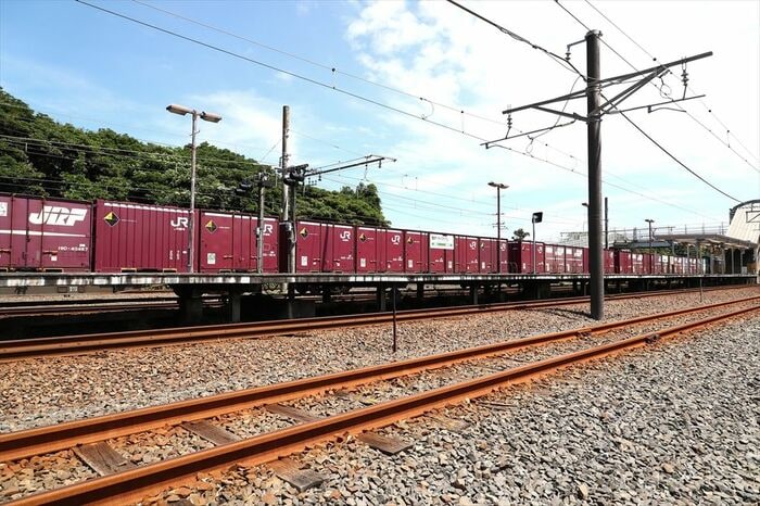 JRの電気機関車に牽（ひ）かれて動き出す貨物列車