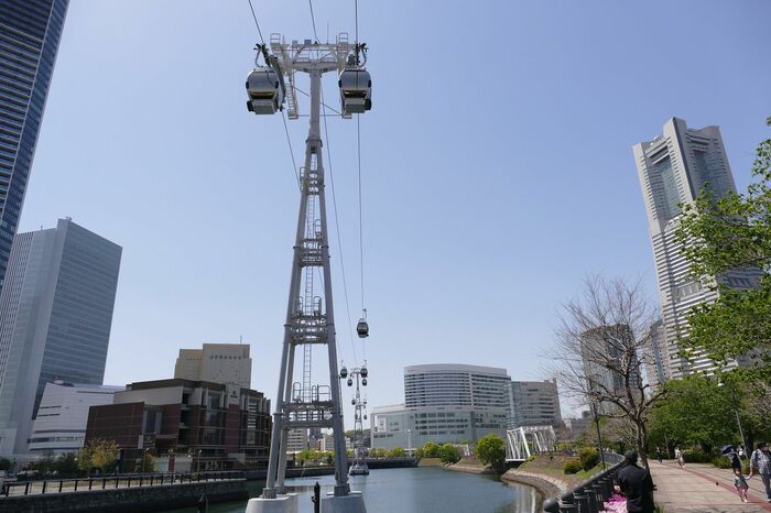支柱は上空へいくほど明るい色にした