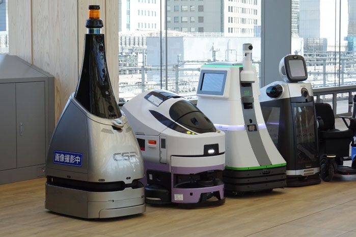 ハイテク駅らしく清掃や案内にはロボットが活躍する