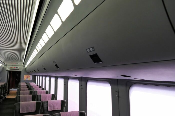 飛行機のようにふたが付いた荷物棚