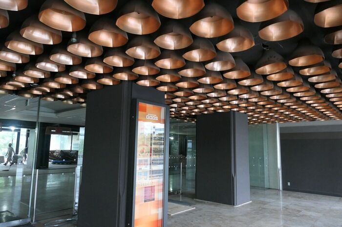 天井の装飾は50年前の開業時からあった