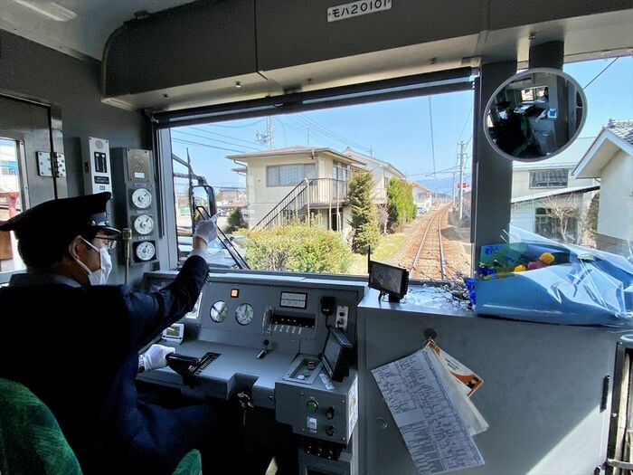 関係者らを乗せて快走する20100形の運転台風景