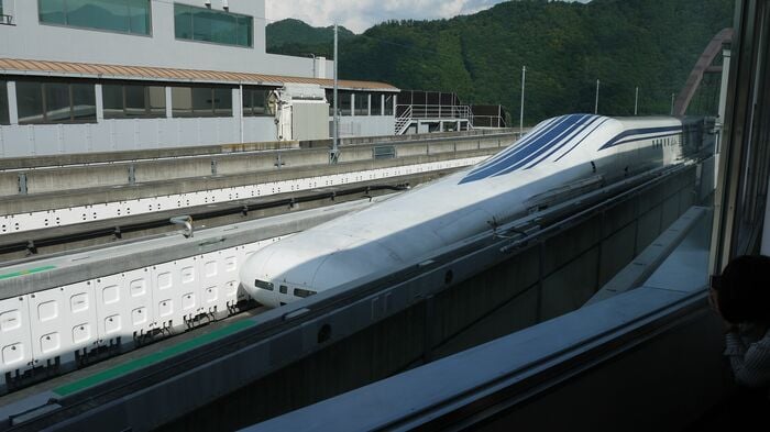 L0系。先頭車両は三菱重工製