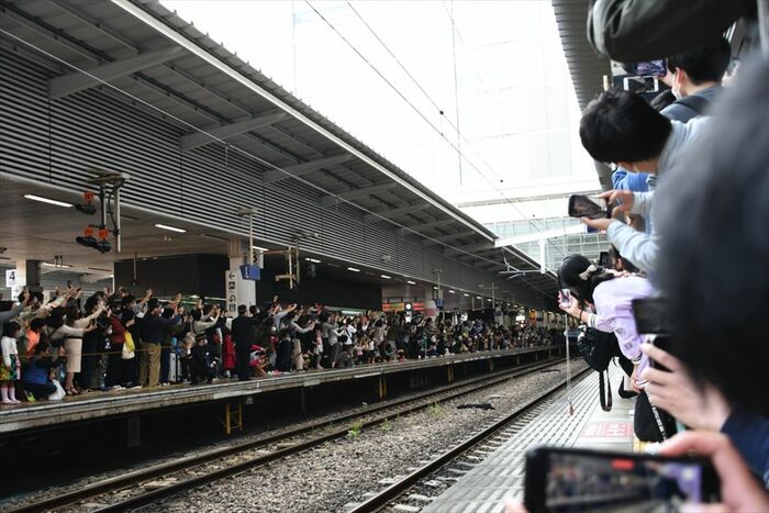 博多駅で待ち構えるファンたち