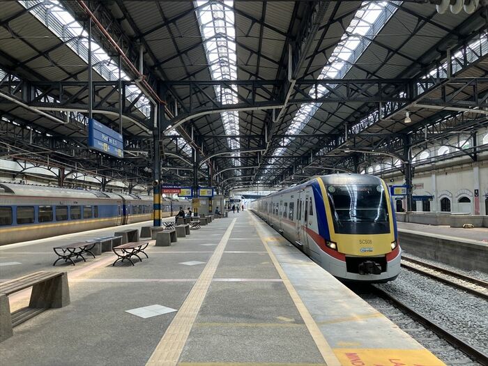 クアラルンプール駅に停車するKTMコミューター。