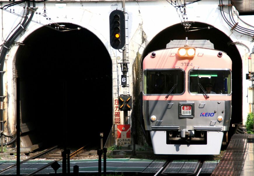 神泉駅手前の渋谷トンネルは馬蹄形のトンネルが2つ並んだ形だ（撮影：南正時）