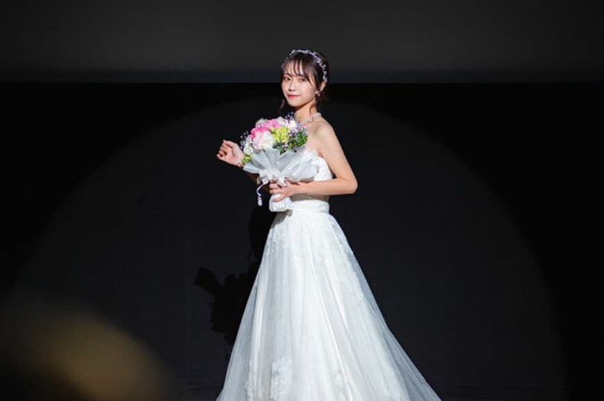 最終審査の壇上にて。純白のウェディングドレスがよく似合う（写真：本人提供）