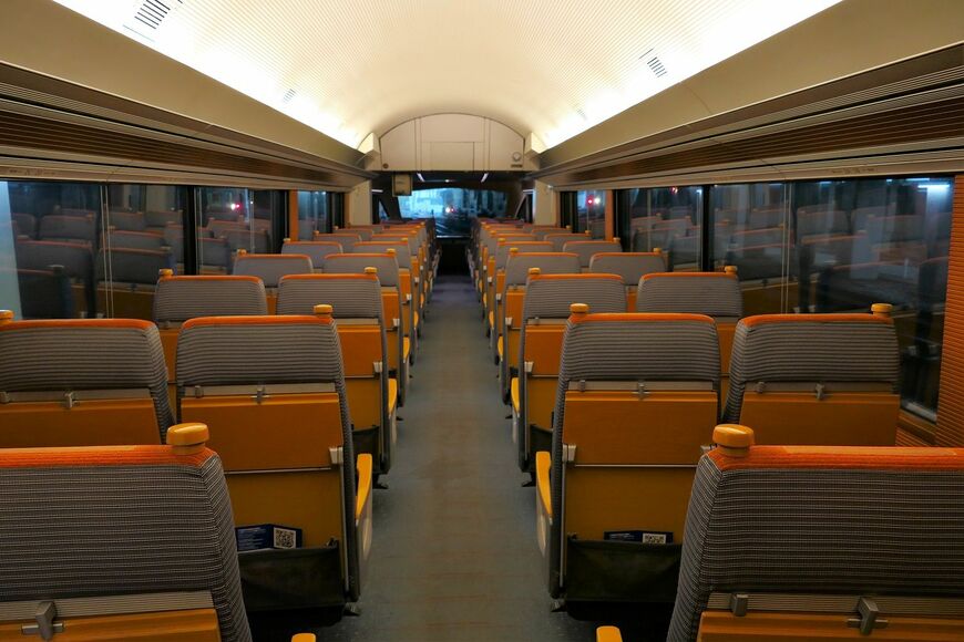 新宿寄りの先頭車の車内（記者撮影）