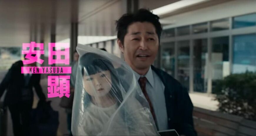 心霊を小馬鹿にする警察官役の安田顕。脇役も実力者揃いだ（出所：東宝MOVIEチャンネル）