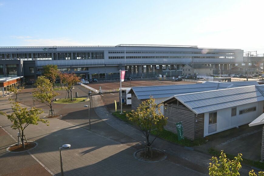 上越妙高駅とフルサット（右手前）＝2021年10月（筆者撮影）