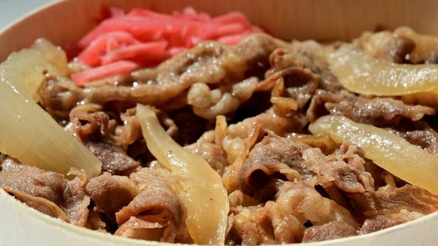 神戸牛を使用した松屋銀座限定オリジナル牛めし。神戸牛を美味しく味わえるよう、独自の調理方法を採用。タレは松屋オリジナルの牛めしタレをブレンドし、玉ねぎや付合せの紅生姜も国産を使用したこだわりの逸品