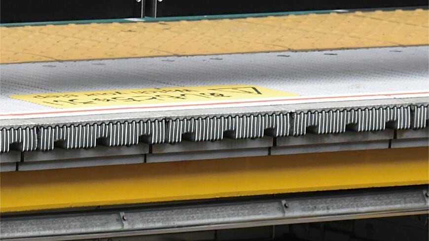 阪急の十三駅に設置されたくし状の部材「スキマモール」（写真：クリヤマ）