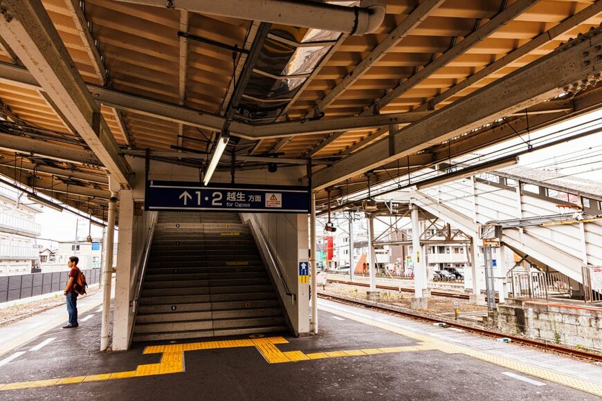 坂戸駅の池袋寄りには東上線と越生線それぞれのホームを繋ぐ跨線橋。乗り換え客が多い証しだ（撮影：鼠入昌史）