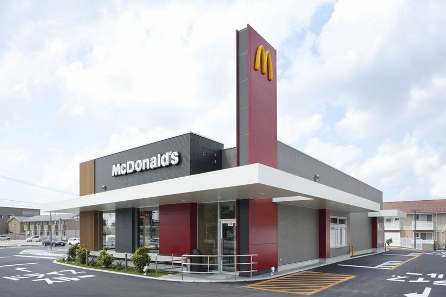  ひとめで「マクドナルド」店舗とわかるゴールデンアーチ