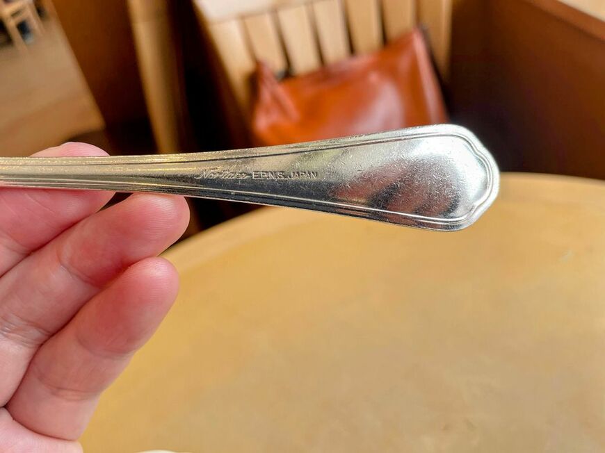 使われるカトラリーはすべて「ノリタケ」（筆者撮影） 