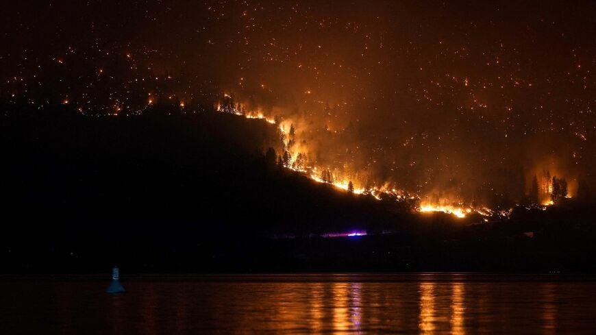ブリティッシュコロンビア州ウエストケロウナのマクドガル・クリークで発生した山火事は、瞬く間に広がり、湖沿いの住宅を焼き払った（写真：Darryl Dyck／CP／ABACAPRESS.COM／時事通信）