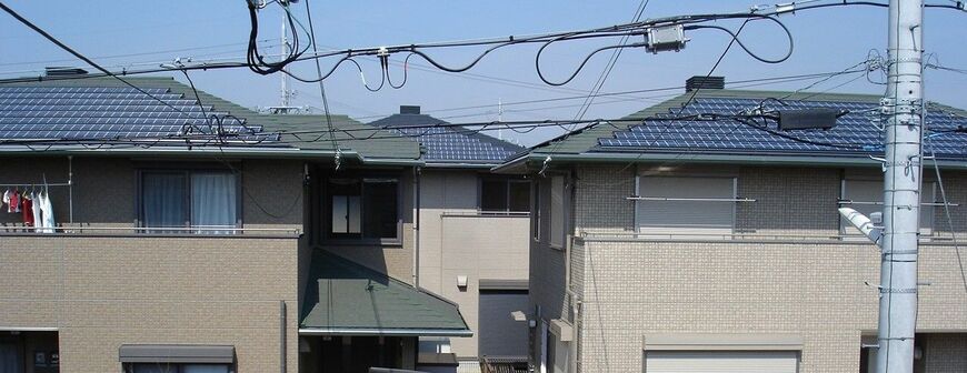 大手ハウスメーカーなどでは、建物すべてに太陽光発電が設置されている分譲住宅地を開発しているケースも見られる（筆者撮影）