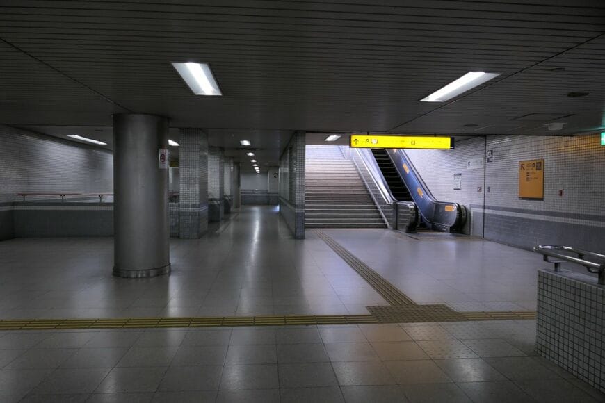 三条駅　踊り場階