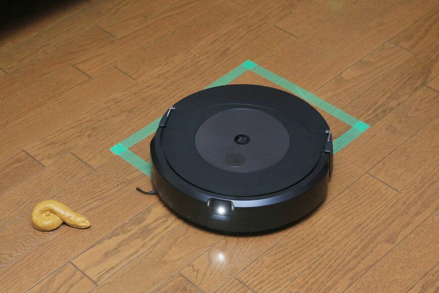 ペットのふん（おもちゃ）でもしっかり判定してくれる。危険性が高いので近寄らずに回避している（写真：筆者撮影）