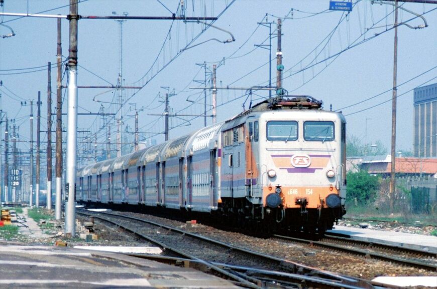 1990年代のイタリア鉄道の列車。E.646形が牽引する2階建て近郊列車＝1997年（撮影：橋爪智之）