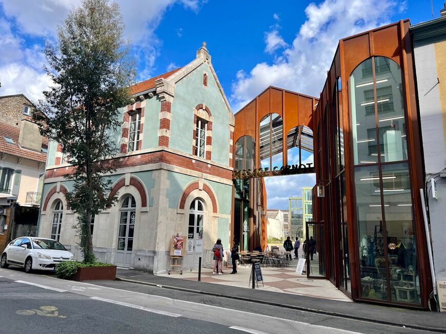 ポーは、新旧の建物を上手に活かしたショップも目立つ(筆者撮影)