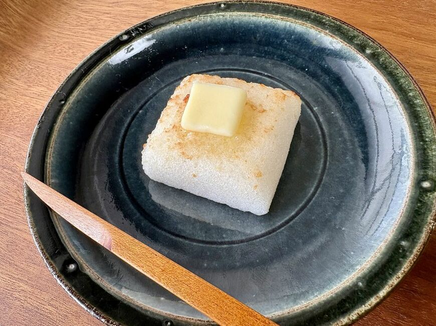 最近ではかるかんをトースターで温めてバターをのせる食べ方があると聞き、実食。かるかんの甘さとバターの塩っぱさがマッチしてクセになる味（写真：筆者撮影）