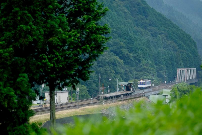 山深いあわくら温泉駅に到着する智頭急行線。同村にJR線の駅はないが、鳥取方面と大阪・岡山に直通する特急列車が通過する（写真：村上悠太）