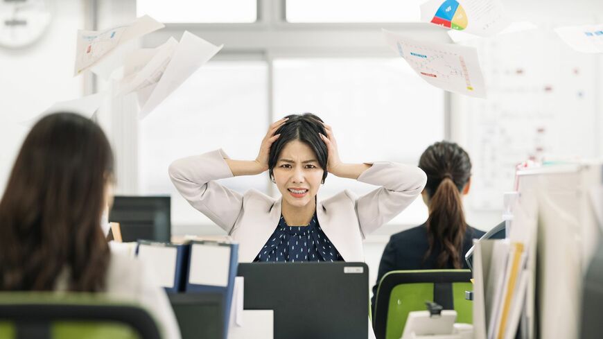 ルールだから。指示だから。昔からそうやっているから。そういった当たり前になっている「むだな仕事」が、仕事には意外と潜んでいます（写真：EKAKI／PIXTA）