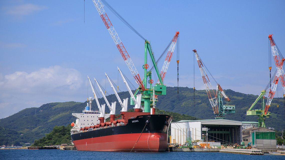 造船所で建造中のタンカー