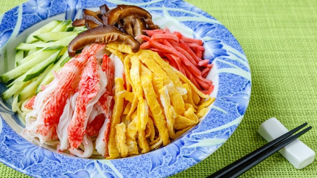 組み合わせNG食材トマトがなくても、カニカマやハムで色どりも華やかに（写真：清十郎／PIXTA）