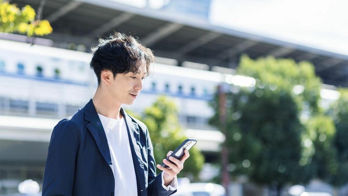 スマホを持った男性