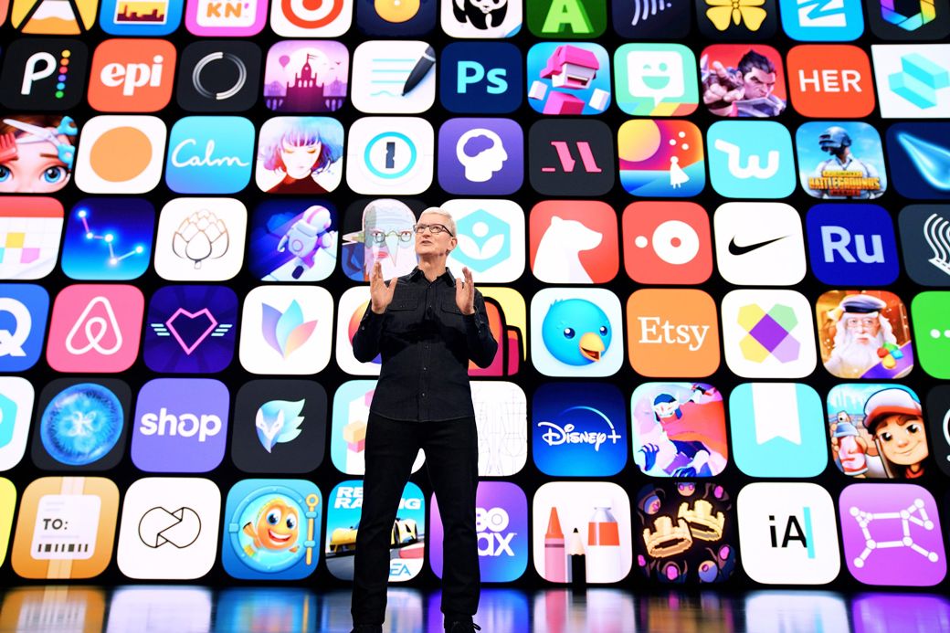 WWDC21でアプリエコシステムに関して説明するティム・クックCEO（写真：アップル）