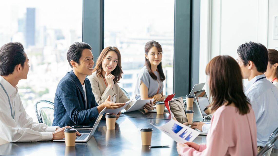 会議や打ち合わせなどで、賛意を示す時の言い方は?(写真:ふじよ/PIXTA)