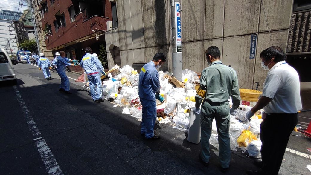 関係部署でごみの収集・整理を開始、2023年8月（筆者撮影）
