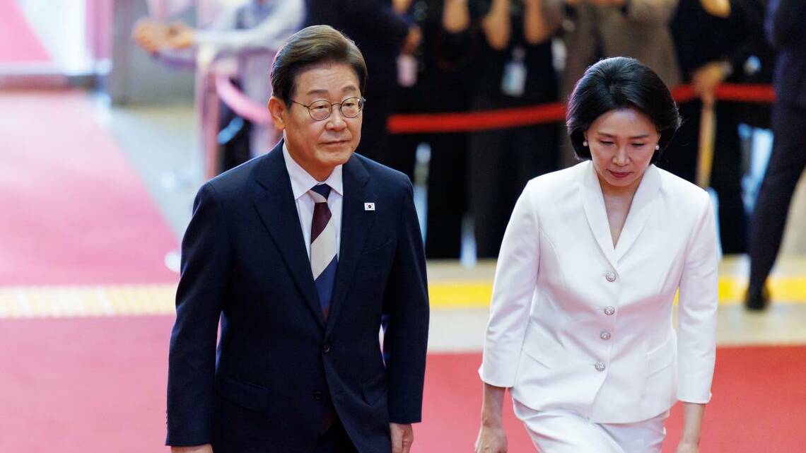 韓国の新大統領に選ばれたイ・ジェミョン氏（左）。その眼前には問題が山積しているが、とくに悩ましいのが経済の低迷だ（写真：ブルームバーグ）