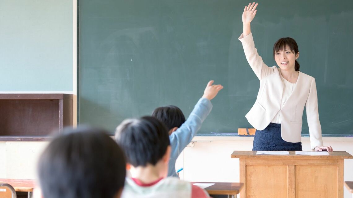 教育現場が厳しい労働環境にあるといいますが、子育て中の女性教員の負担の大きさは知られていません（写真：よっし／PIXTA）