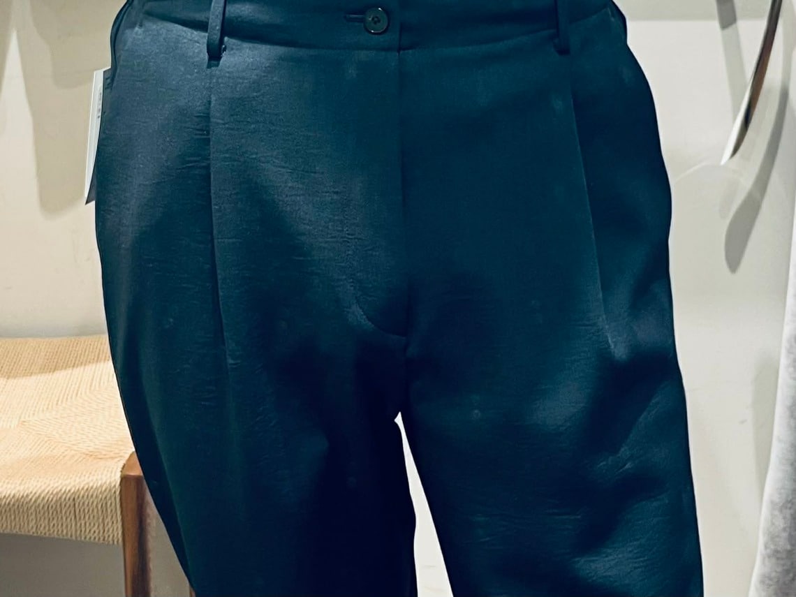 スニーカーローファーに合わせやすいワンタックのスラックス（写真：筆者撮影）