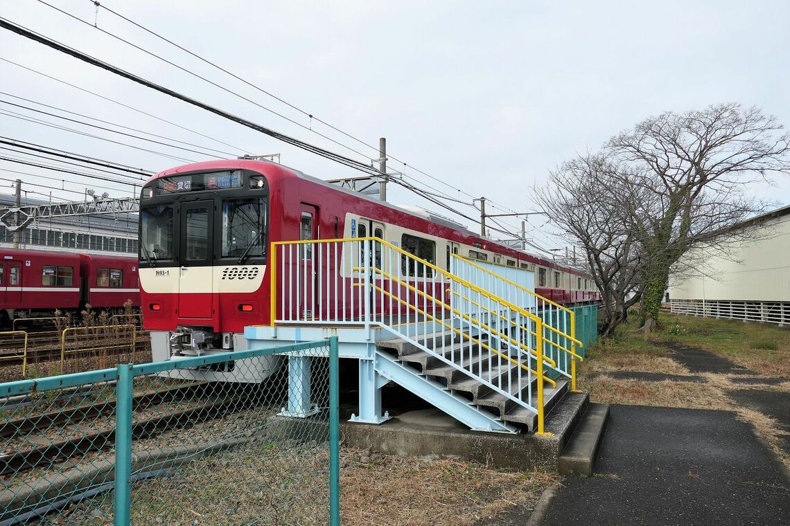 京急の久里浜工場に到着した貸し切り列車（記者撮影）